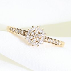 Złoty pierścionek z brylantami