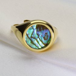 Srebrny pierścionek z muszlą – elegancka biżuteria