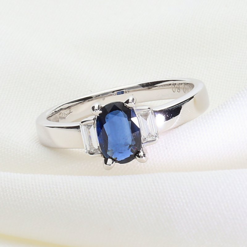 Pierścionek z białego złota z szafirem i brylantami – luksus i elegancja
