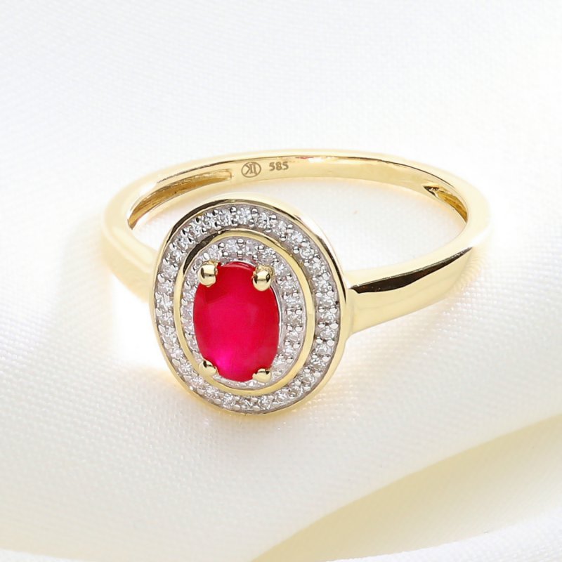 Złoty pierścionek z rubinem i brylantami – luksus i elegancja