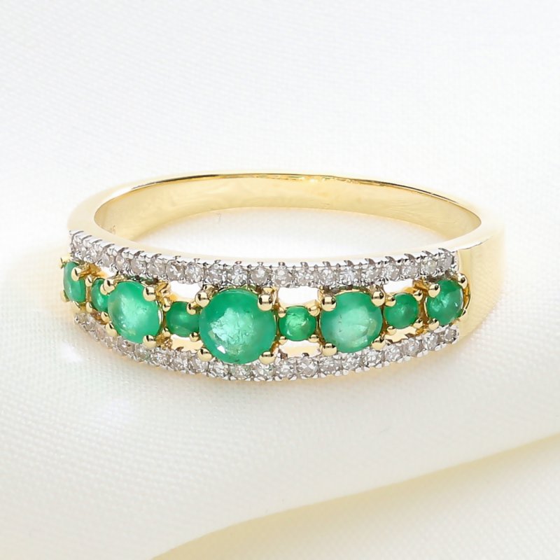 Złoty pierścionek ze szmaragdami i brylantami – elegancja