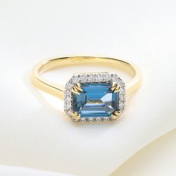 Złoty pierścionek z topazem London Blue i brylantami – elegancja i luksus | Adoro