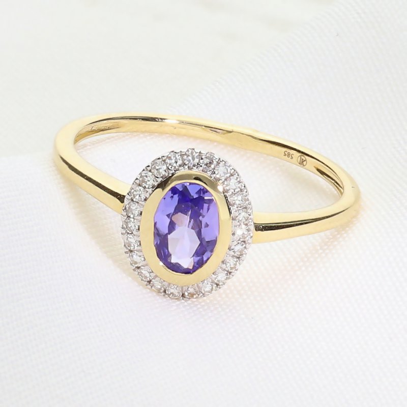 Złoty pierścionek z tanzanitem i brylantami – elegancja w odcieniu błękitu