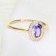 Złoty pierścionek z tanzanitem i brylantami – elegancja w odcieniu błękitu