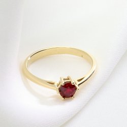 Złoty pierścionek z rubinem – elegancki i klasyczny pierścionek z czerwonym kamieniem