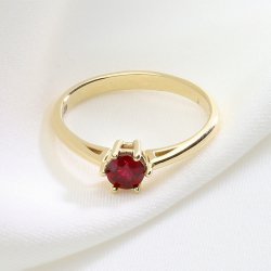 Złoty pierścionek z rubinem – elegancki i klasyczny pierścionek z czerwonym kamieniem