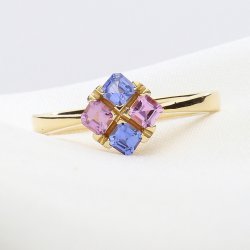 Złoty pierścionek z różowymi i niebieskimi szafirami – elegancki i nowoczesny design