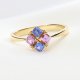Złoty pierścionek z różowymi i niebieskimi szafirami – elegancki i nowoczesny design