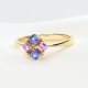 Złoty pierścionek z różowymi i niebieskimi szafirami – elegancki i nowoczesny design