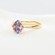 Złoty pierścionek z różowymi i niebieskimi szafirami – elegancki i nowoczesny design