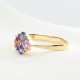 Złoty pierścionek z różowymi i niebieskimi szafirami – elegancki i nowoczesny design