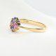 Złoty pierścionek z różowymi i niebieskimi szafirami – elegancki i nowoczesny design