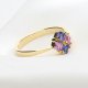 Złoty pierścionek z różowymi i niebieskimi szafirami – elegancki i nowoczesny design