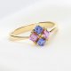 Złoty pierścionek z różowymi i niebieskimi szafirami – elegancki i nowoczesny design