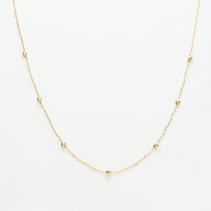 Delikatny złoty naszyjnik z koralikami – minimalistyczna elegancja na co dzień