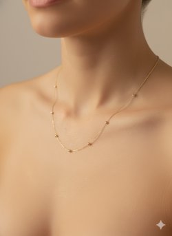 Delikatny złoty naszyjnik z koralikami – minimalistyczna elegancja na co dzień