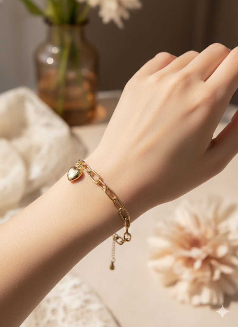 ​Złota Bransoletka na Dłoń z Serduszkiem - Elegancka Biżuteria Damska