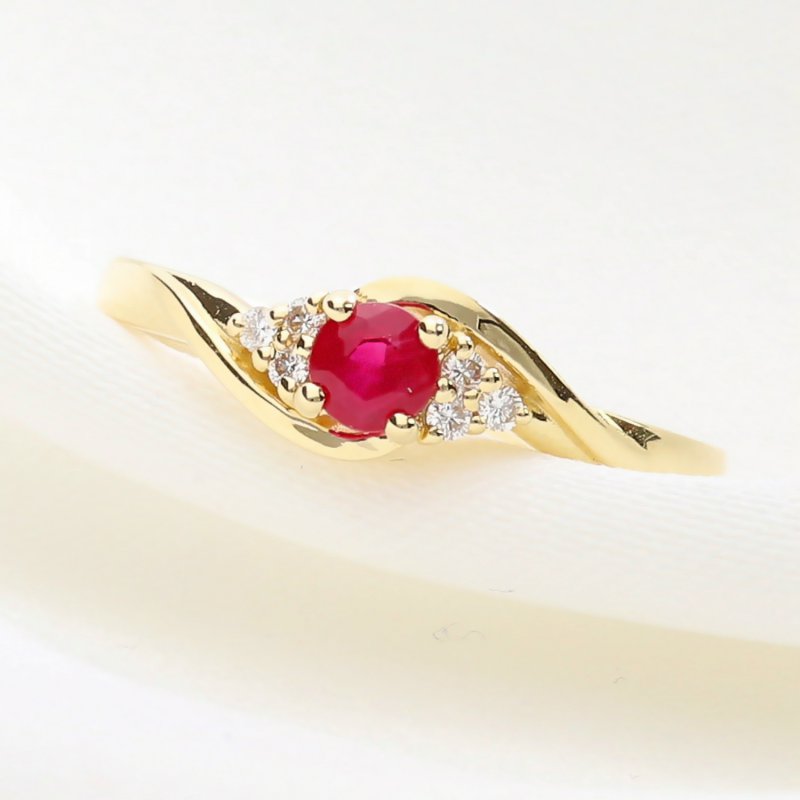 Złoty Pierścionek z Rubinem i Brylantami – Uosobienie Elegancji