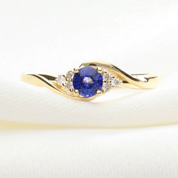 Elegancki Złoty Pierścionek z Szafirem i Brylantami