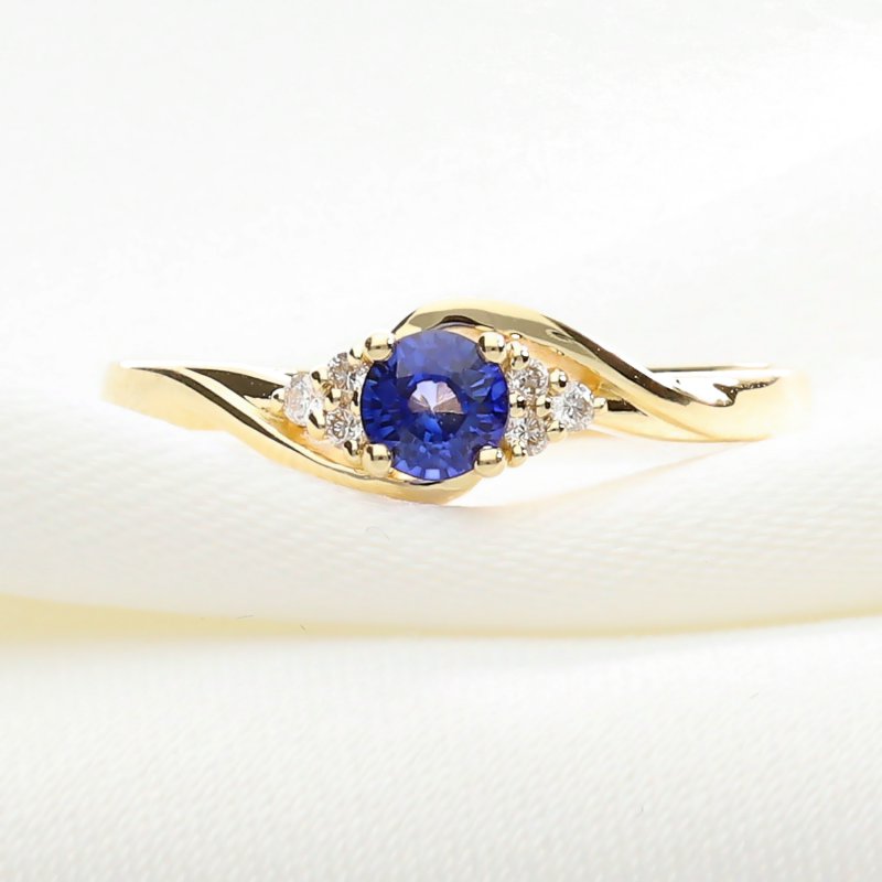 Elegancki Złoty Pierścionek z Szafirem i Brylantami