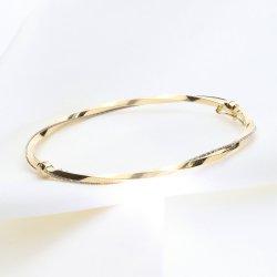 Złota bransoleta sztywna z efektem skręcenia i diamentowaniem