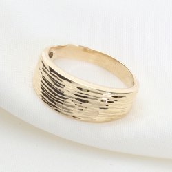 Szeroki Złoty Pierścionek – Teksturowana Obrączka w Stylu Modern
