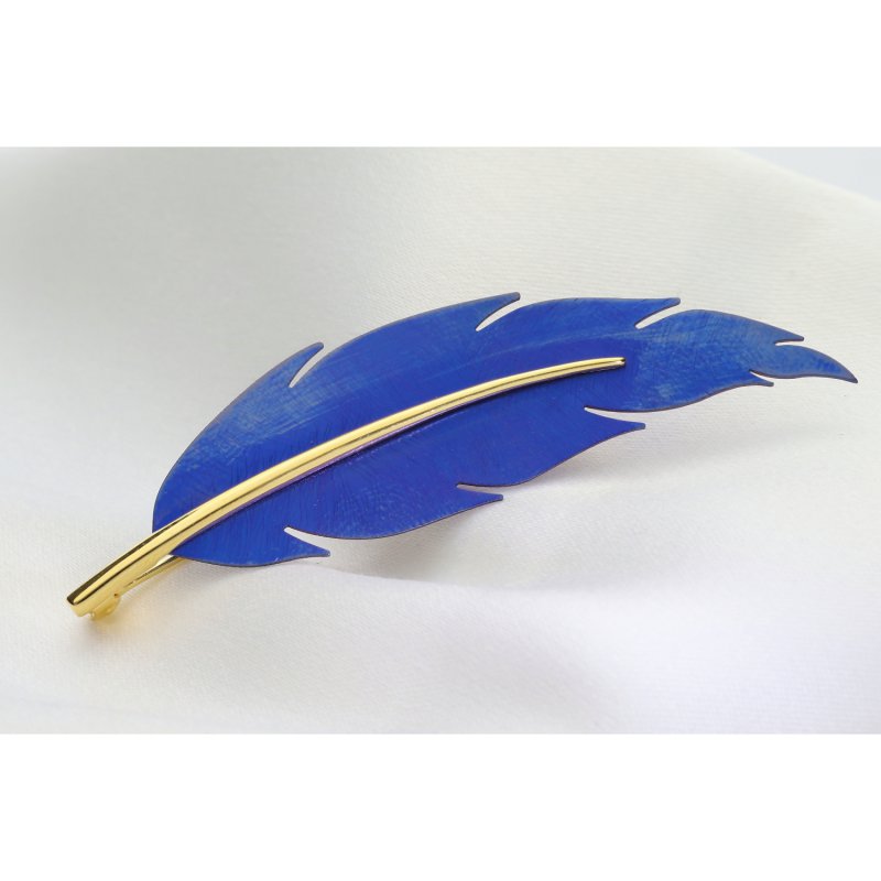 Broszka Pióro ze Srebra i Niebieskiego Tytanu – Pozłacana | Adoro Online