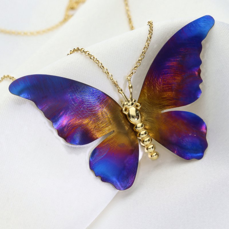 Ekskluzywny naszyjnik Motyl – Pozłacane srebro i tytan z efektem zorzy polarnej