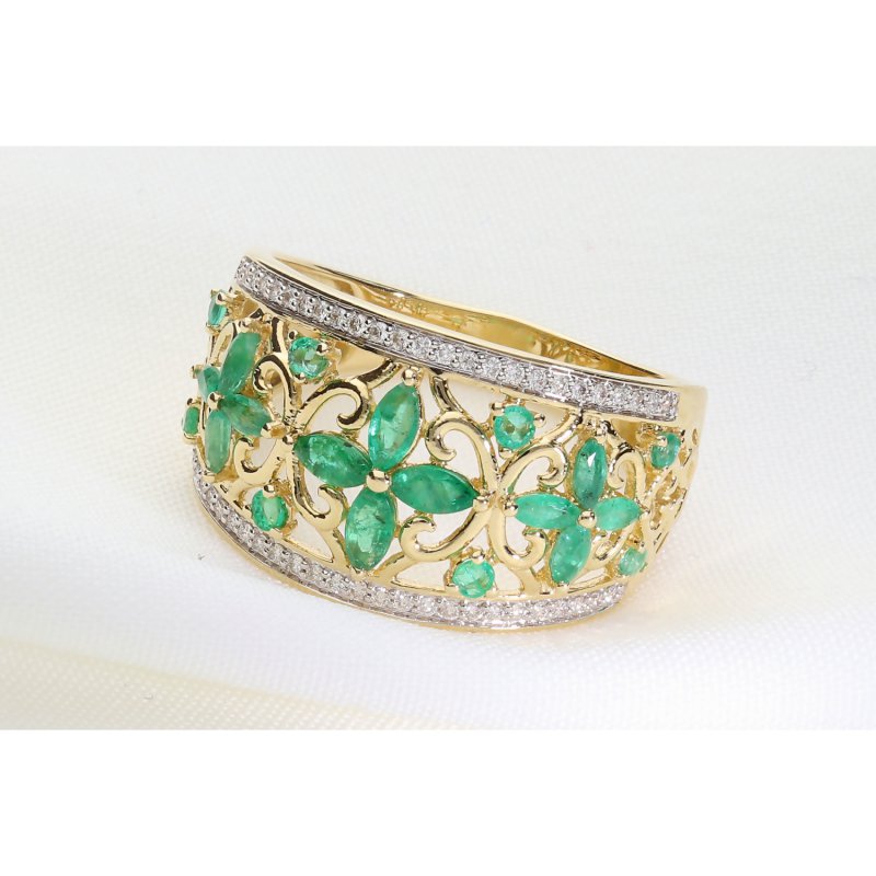 Złoty szeroki pierścionek ze szmaragdami i brylantami - ażurowy wzór kwiatowy