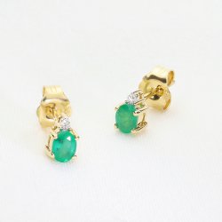 Eleganckie złote kolczyki sztyfty ze szmaragdami i brylantami
