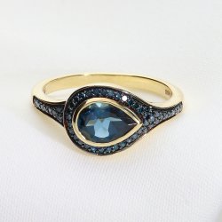 Złoty pierścionek z topazem London Blue i błękitnymi brylantami