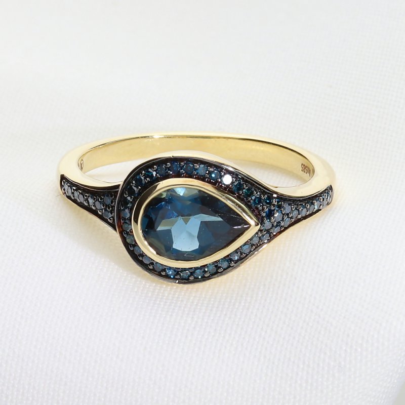 Złoty pierścionek z topazem London Blue i błękitnymi brylantami