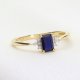 Klasyczny złoty pierścionek z naturalnym szafirem i aureolą z brylantów