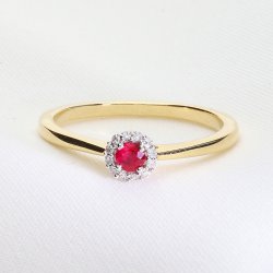 Klasyczny złoty pierścionek z naturalnym rubinem i brylantami