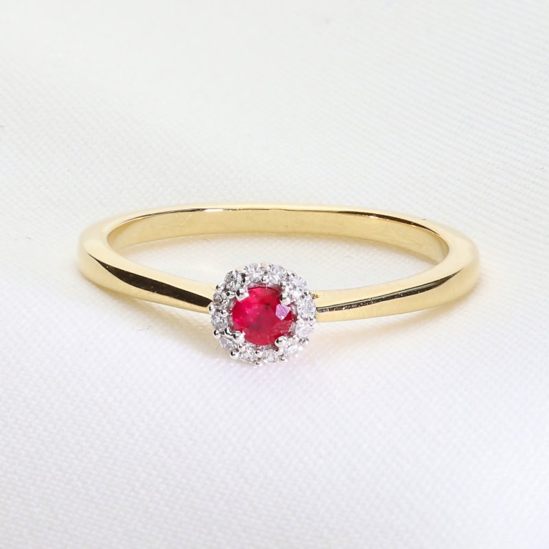 Klasyczny złoty pierścionek z naturalnym rubinem i brylantami