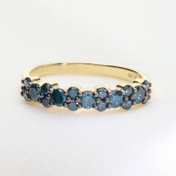 Ekskluzywny złoty pierścionek z błękitnymi brylantami.