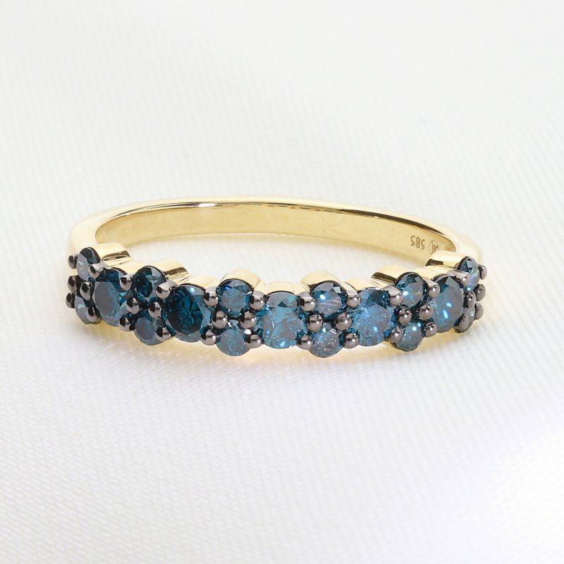 Ekskluzywny złoty pierścionek z błękitnymi brylantami.