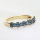 Ekskluzywny złoty pierścionek z błękitnymi brylantami.