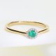 Klasyczny złoty pierścionek z naturalnym szmaragdem i brylantami