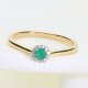 Klasyczny złoty pierścionek z naturalnym szmaragdem i brylantami