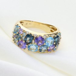 Ekskluzywny złoty pierścionek z tanzanitem, topazami i brylantami