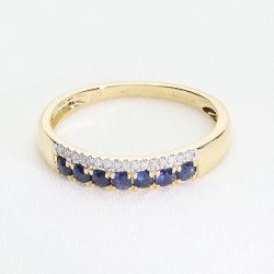 Ekskluzywny złoty pierścionek szafirami i brylantami