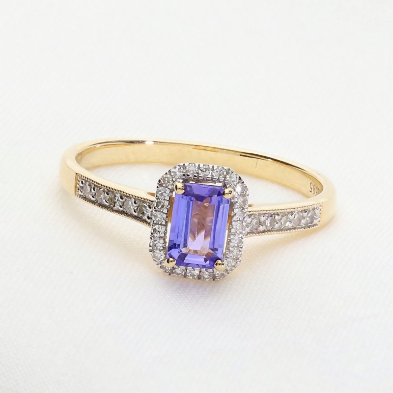 Klasyczny złoty pierścionek z naturalnym tanzanitem i brylantami