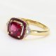 Ekskluzywny złoty pierścionek z rodolitem, rubinami i brylantami