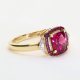 Ekskluzywny złoty pierścionek z rodolitem, rubinami i brylantami