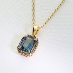 Złota zawieszka z Topazem London Blue i brylantami – Królewska Elegancja do Kompletu