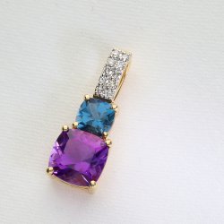 Złota zawieszka z Topazem London Blue, Ametystem i brylantami – Duo Elegancji