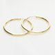 Para złotych kolczyków kół o średnicy 25 mm, z cienką obręczą o szerokości 1 mm i fasetowaną powierzchnią.
